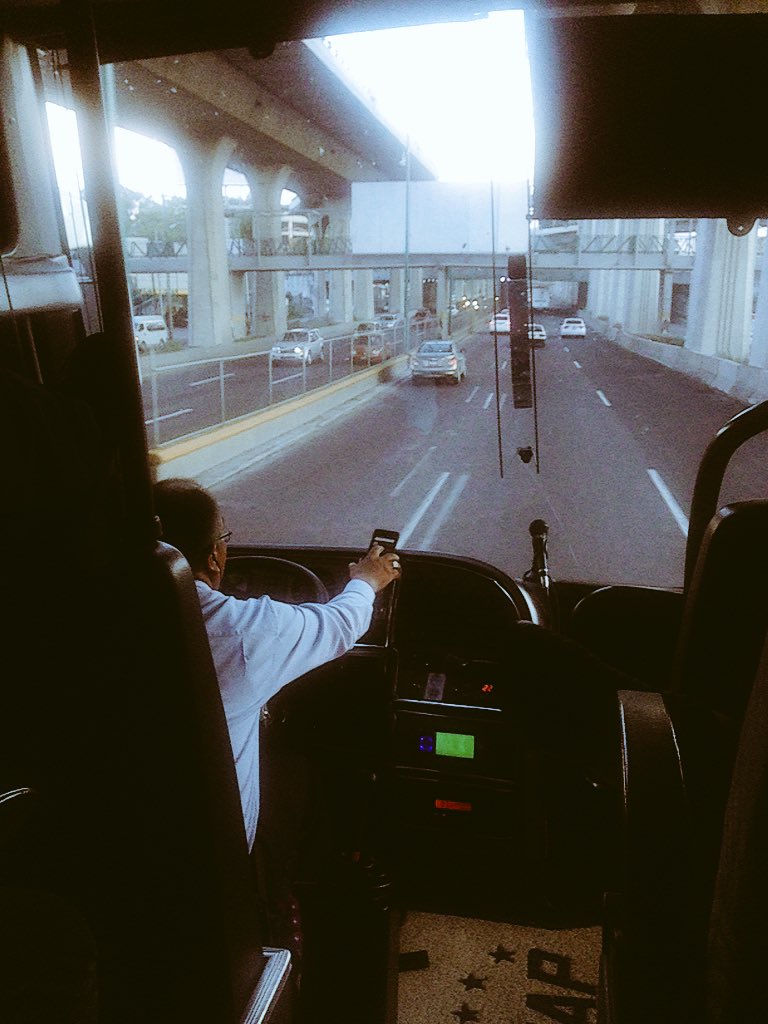 JerryGalindo16's tweet photo. Ya llegamos los #Gallos al DF 
Mañana #EstadioCU 9 am
@ClubQueretaroFB vs @PumasMX #Sub20 #QueSomos https://t.co/bKPeFIgq0a