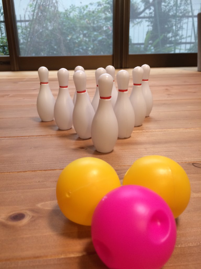 生駒さちこ 雨の日 今季初パンをこねて秋を実感 発酵待ち ボーリング大会中 プラの小さい100均のピンが立派に見えるな T Co 5gpgcd0o5o