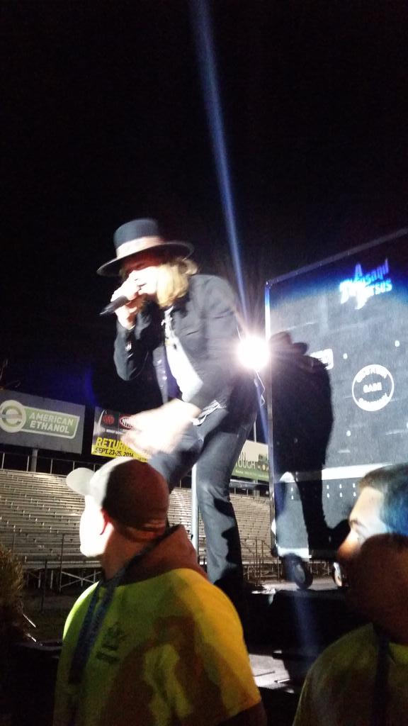 kimwarren86's tweet photo. @BrosephELeeBand #concert #thatgirlfromdelhi #drinkinit #mykindanight #Busch #chillinit #ConcertInTheCorn #2015 https://t.co/MHSIQ8hLOX