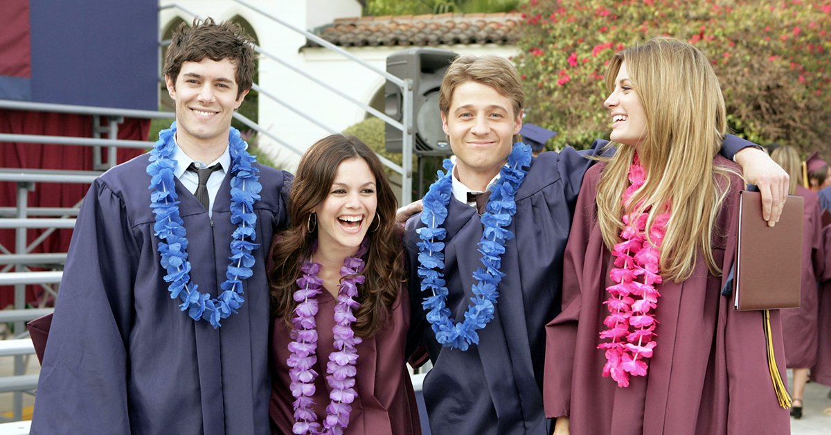 TeenVogue's tweet image. Chrismukkah came early — every episode of ​The O.C.​ is now online: tnvge.co/MSOXqbc tnvge.co/nfGLb44