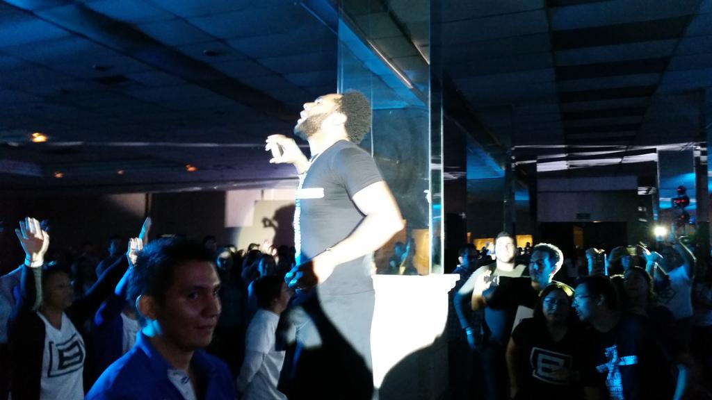 Reedifica's tweet photo. Sigue el conciertazo de @THALLESROBERTOO en #Reedifica2015 #reedifica #Todossomosadoradores https://t.co/ejUfCf6eBD