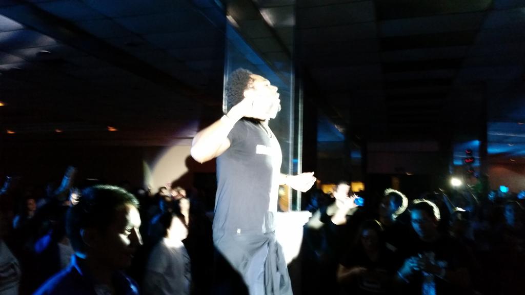 Reedifica's tweet photo. Sigue el conciertazo de @THALLESROBERTOO en #Reedifica2015 #reedifica #Todossomosadoradores https://t.co/ejUfCf6eBD