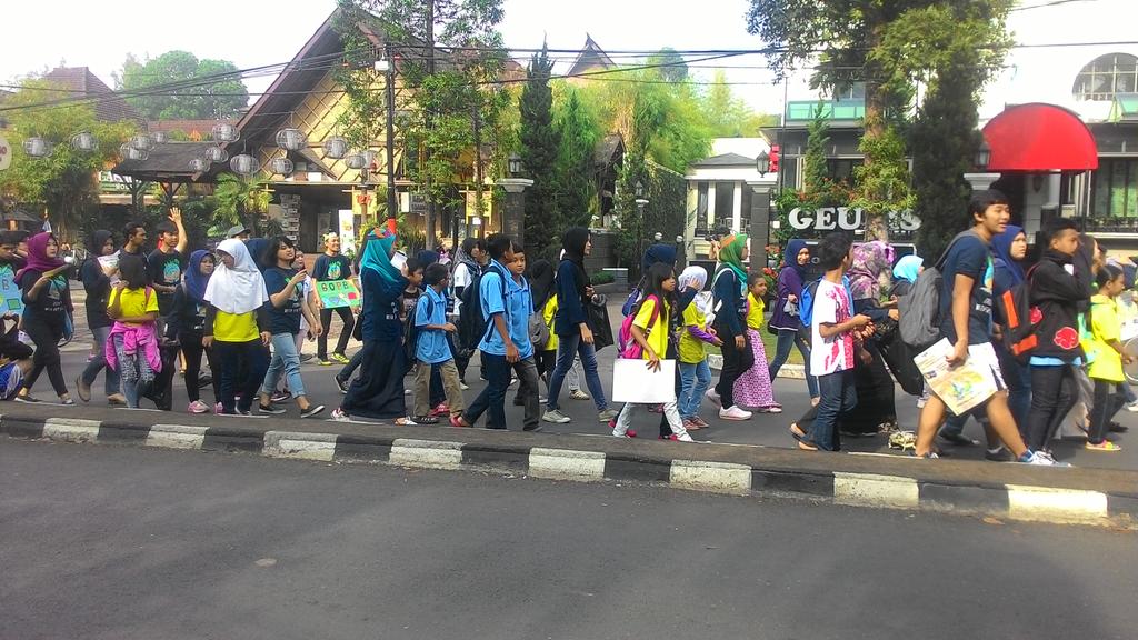 Bareng <a href="/MissCleanAction/">Miss CLEΛNΛCT!ON</a> dan <a href="/PenaBangsa/">Peduli Anak Bangsa</a> longmarch #GerakanPungutSampah di #CFDdago. Yuk simpen sampah ditempatnya