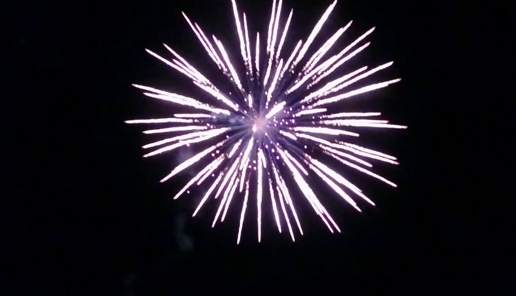 Fireburst1's tweet photo. One of tonight's shells from Camelot Firework Show. Absolutely great show! What a beaut! #fireworks https://t.co/9bgueUs9GW