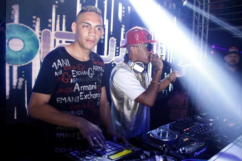 mcdedee's tweet photo. Hoje vamos parar tudo aqui #TurbePortoAlegre haha💥💣✈️ @djbruninhofzr ✈️✈️✈️ bora https://t.co/XT7F65l37b