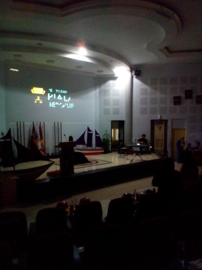 Teaterikal penyerahan piala bergilir kertas oleh BSDK @PelindoIVmks@kertas2015 #Kertas2015#gloryToWelfare