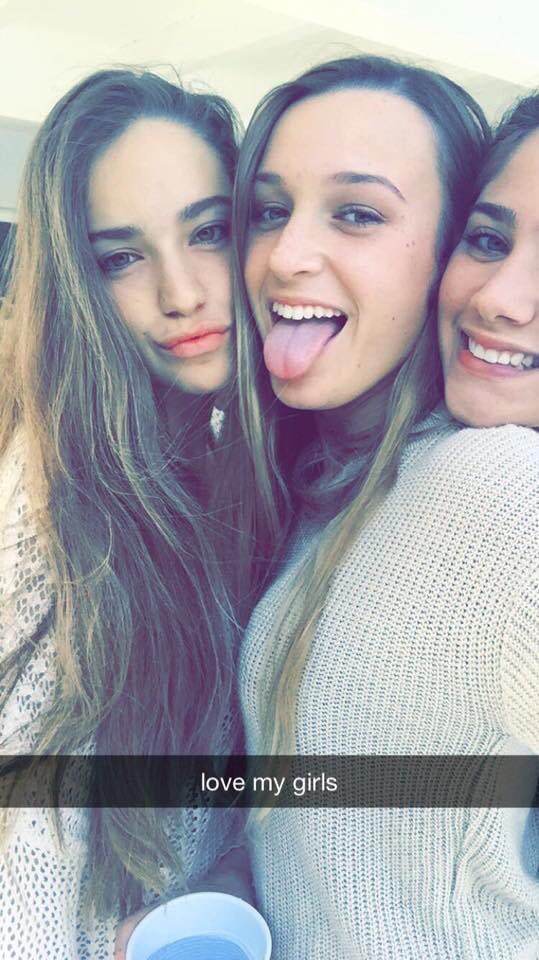 ticachu_'s tweet photo. My best friend just got accepted to fucking coolidge and I'm so proud &amp;I miss her a whole lot😢😋👏🏼 👐🏼@sarah_hern13 https://t.co/DNFOeUZtpS
