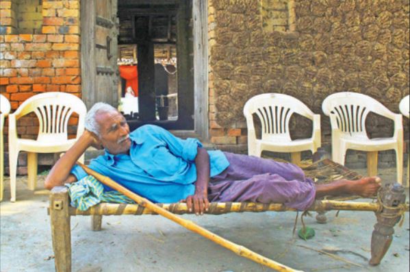 TOI_Elections's tweet photo. #BiharDecides In Nitish's birthplace, edgy villagers hope good times will keep rolling https://t.co/uhT36XGoXn https://t.co/O1JSyn2Ehx