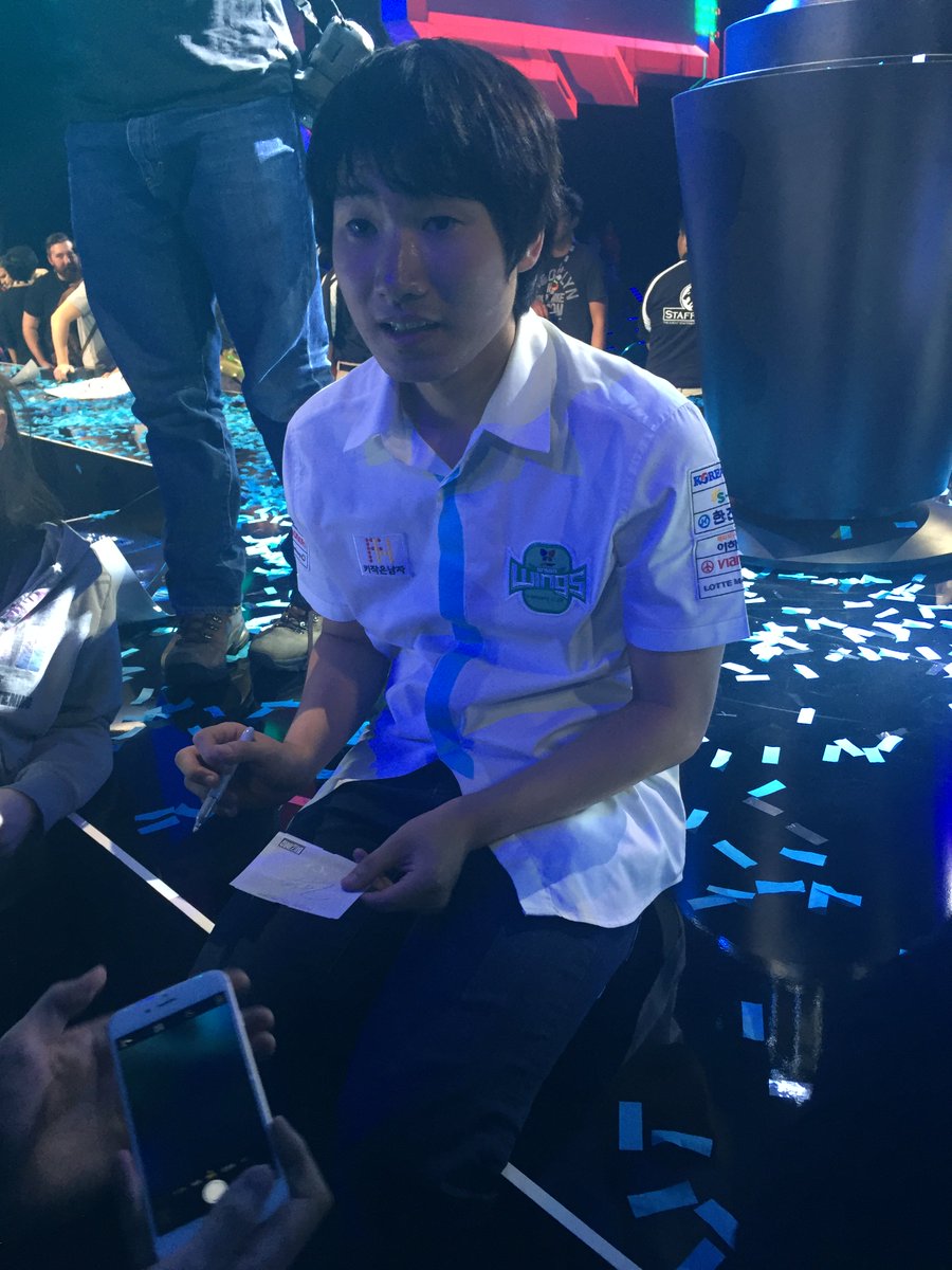 JinAirGW's tweet photo. 미국 애너하임 블리즈컨 2015 현장에서 김유진 선수의 따끈따끈한 사진이 도착했습니다. 스타2 WCS 글로벌 파이널에 출전한 진에어 그린윙스 선수들에게 많은 응원 보내주신 팬 여러분 감사합니다. :D https://t.co/lhmArySEBo