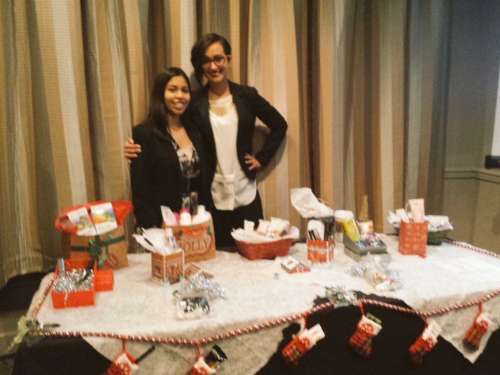 Areli8aAreli's tweet photo. Rachel and Alexk cool Christmas shopping display! #helzerteam #weretight @larry_winters https://t.co/GUAt1s8Xvb