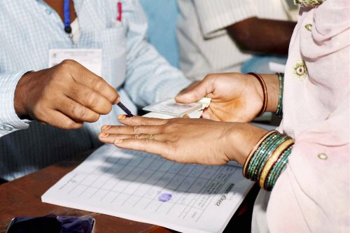 TOI_Elections's tweet photo. #Bihar poll results: First trends from 8am https://t.co/a4DsAZpd7n #BiharDecides https://t.co/4WpXusZQv7