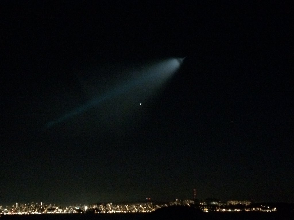 bizcarson's tweet photo. Giant blue light from this plane/rocket/ship over San Francisco. Lit up the sky. https://t.co/SVBSUrlzjZ
