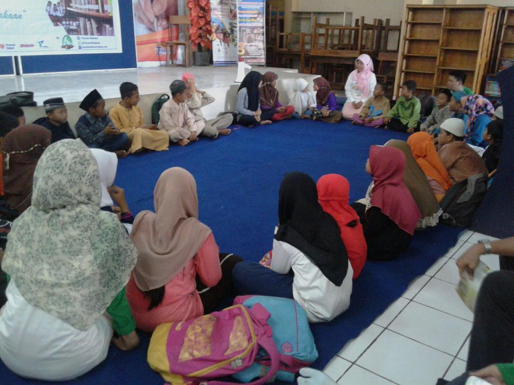 Waaa..adik2 dari <a href="/Lentera_Negeri/">Lentera Negeri</a> dan <a href="/kpajmks/">Komunitas Pecinta Anak Jalanan (KPAJ) Makassar</a> sudah dtg di Perpustakaan Kota #PustakaCeria😁