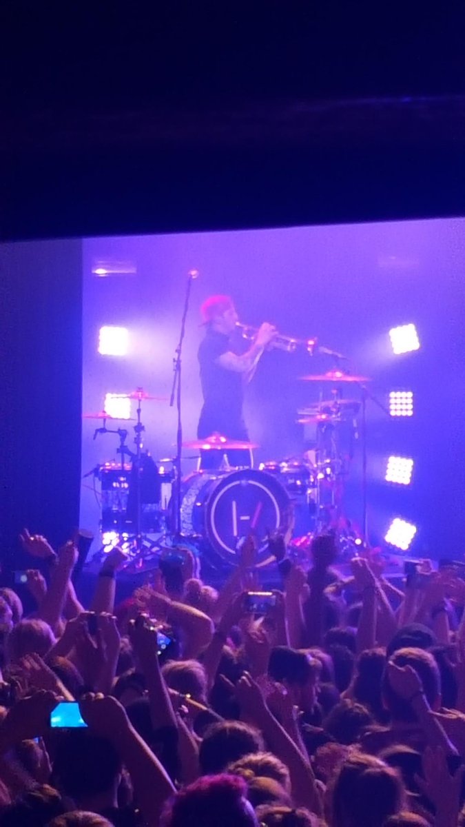 twentyonepilot_'s tweet photo. Londun! #BlurryfaceTourEurope https://t.co/NMJ7ZVrVIA