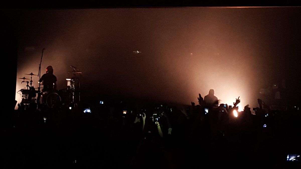 twentyonepilot_'s tweet photo. Londun! #BlurryfaceTourEurope https://t.co/NMJ7ZVrVIA