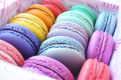 FoodSeIfie's tweet photo. Rainbow Macaroons! https://t.co/zoeDWBnssO