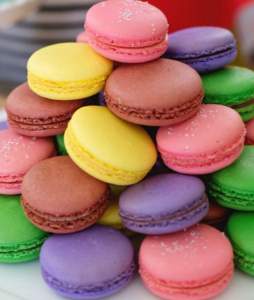 FoodSeIfie's tweet photo. Rainbow Macaroons! https://t.co/zoeDWBnssO