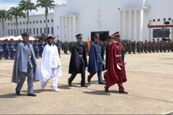 31Mar - ¿La revolución convirtió a los militares en payasos? CTQaZDgWUAANp_g