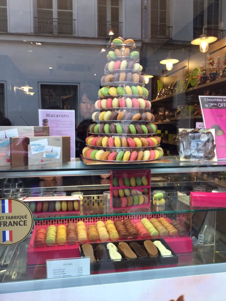 soltchaaaaan's tweet photo. #macaron #Paris #France #French #Eiffel Tower #Paris Arc de Triomphe #in the bus #Seine #clowdy #sunny #beautiful🇫🇷 https://t.co/UDlQ8qJuwj