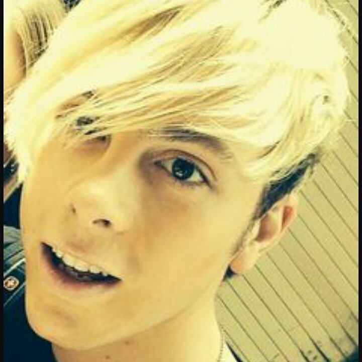 I know its early but HAPPY BIRTHDAY RIKER LYNCH I LOVE YOU SO MUCH !!!!!       