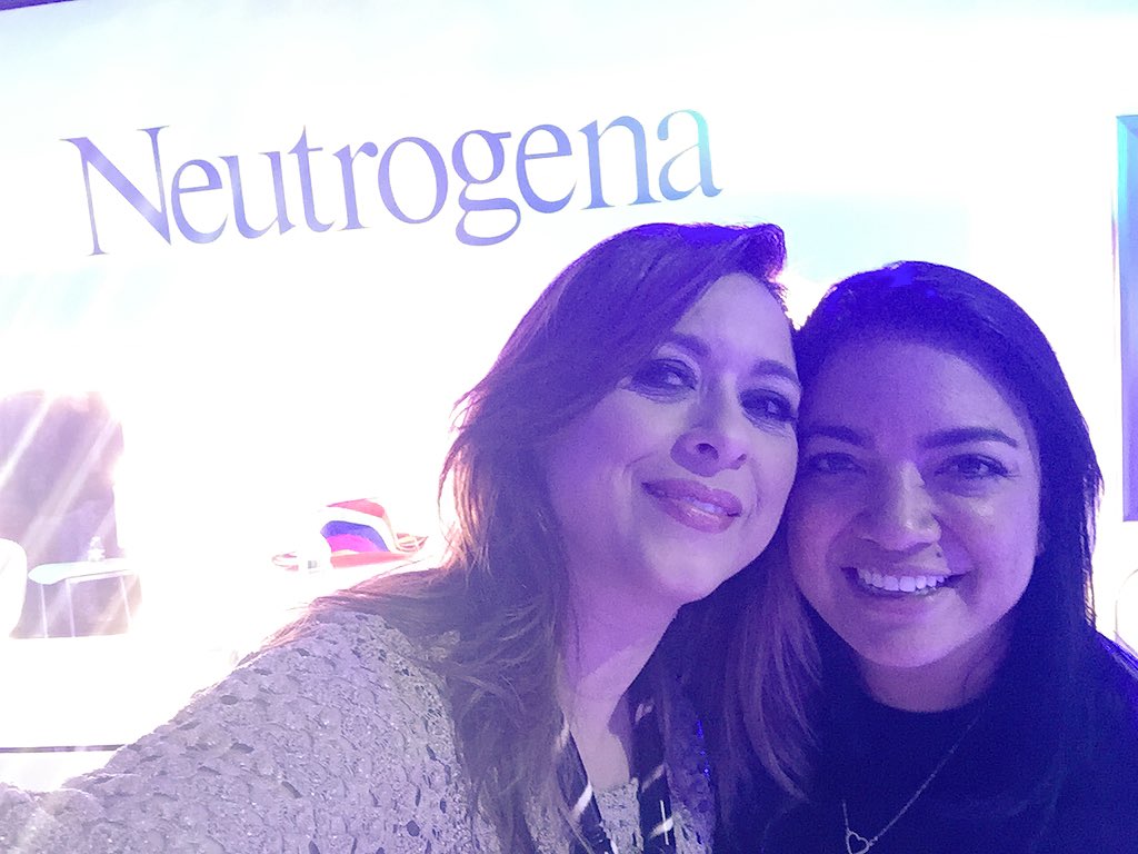 NeidaSandoval's tweet photo. @linabaena Que placer conocerte en #HIS15 love  @Neutrogena 😘 https://t.co/ZH1pXRQnQ4