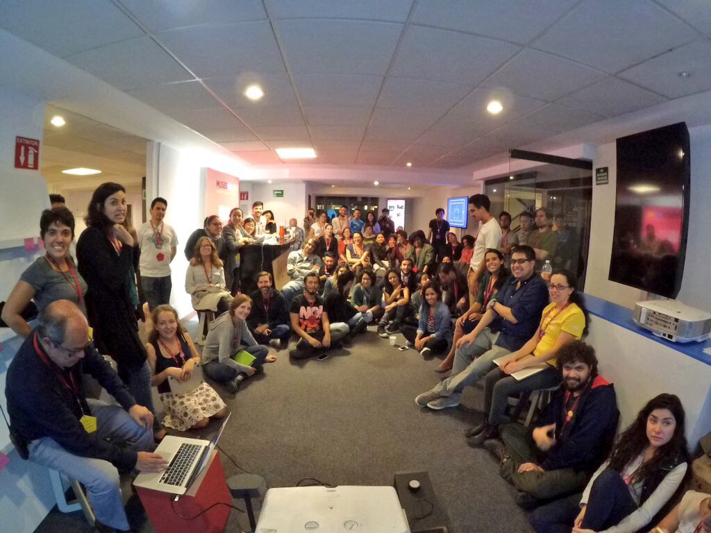 El equipo #museomixMX a punto de terminar el día 2 de #Museomix #hazmuseo #peoplemakemuseums #mbellasartes 👌