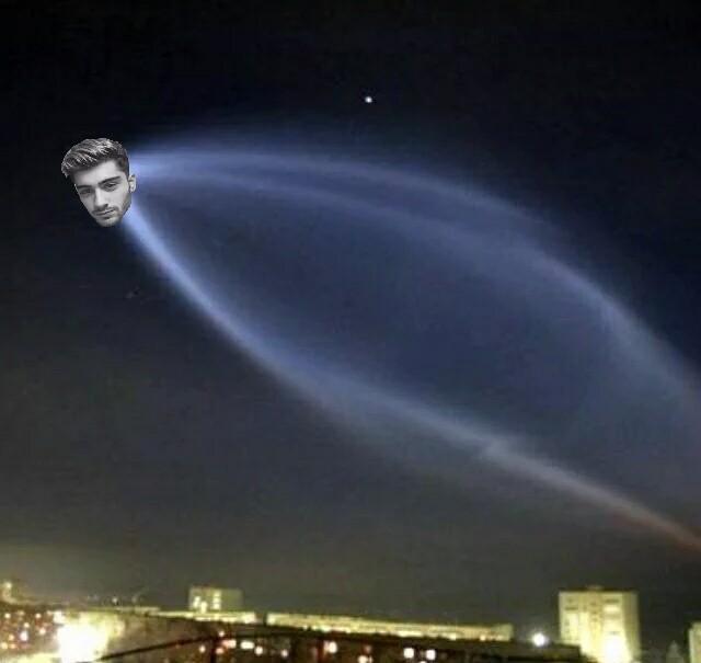 vinjendie's tweet photo. #UFO over #LosAngeles confirmed to be Zayn Malik leaving Earth, just like he leaves everything https://t.co/54pl4HtdkA