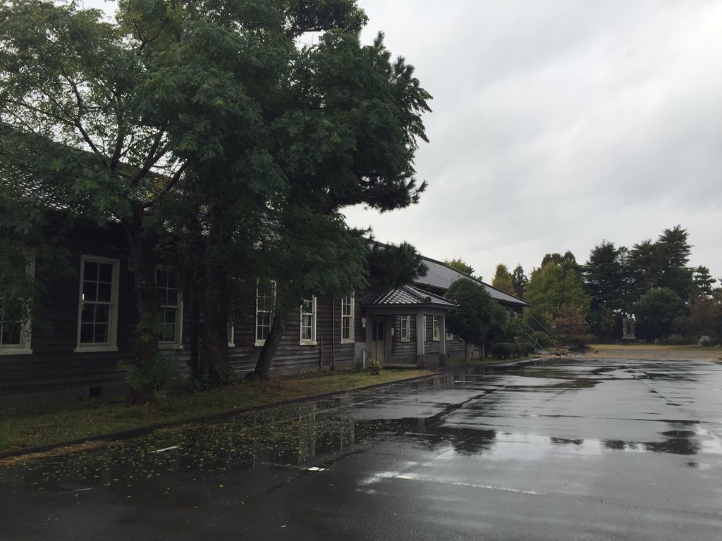 軍事法規研究会 本日 縁あって航空自衛隊浜松基地に来ております 基地資料館は 浜松陸軍飛行学校 開校時の本部庁舎で かなり補強されておりましたが健在でした 飛行第7連隊所在当時の門柱も 陸軍爆撃隊発祥之地 碑に姿を変え現存しております 軍事法規研究会 本日 縁あって航空自衛隊浜松基地に来ております 基地資料館は 浜松陸軍飛行学校 開校時の本部庁舎で かなり補強されておりましたが健在でした 飛行第7連隊所在当時の門柱も 陸軍爆撃隊発祥之地 碑に姿を変え現存しております