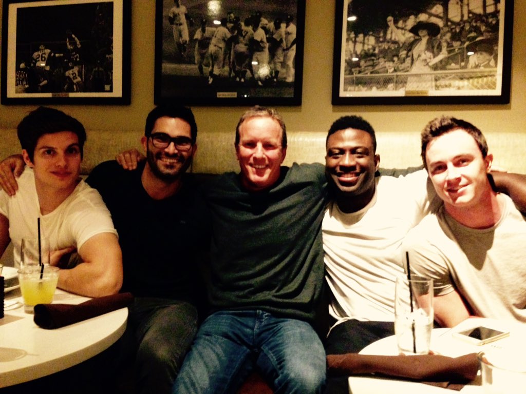lindenashby's tweet photo. Hangin w my pals. @TylerL_Hoechlin @daniel_sharman @SinquaWalls @the_ryan_kelley @howlercon https://t.co/FOaUh3wOiH