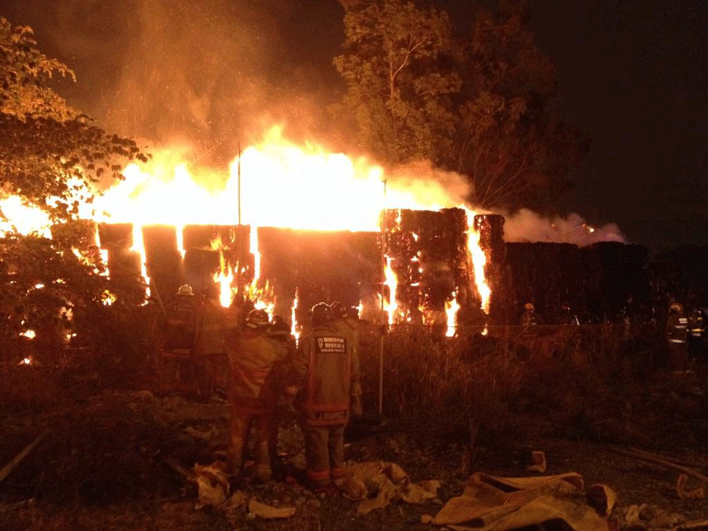 eluniversocom's tweet photo. El Cuerpo de Bomberos de #Guayaquil reporta incendio en el km 6.5 de la vía a Daule. (Foto: @BomberosGYE) https://t.co/NAZdqqJVH8