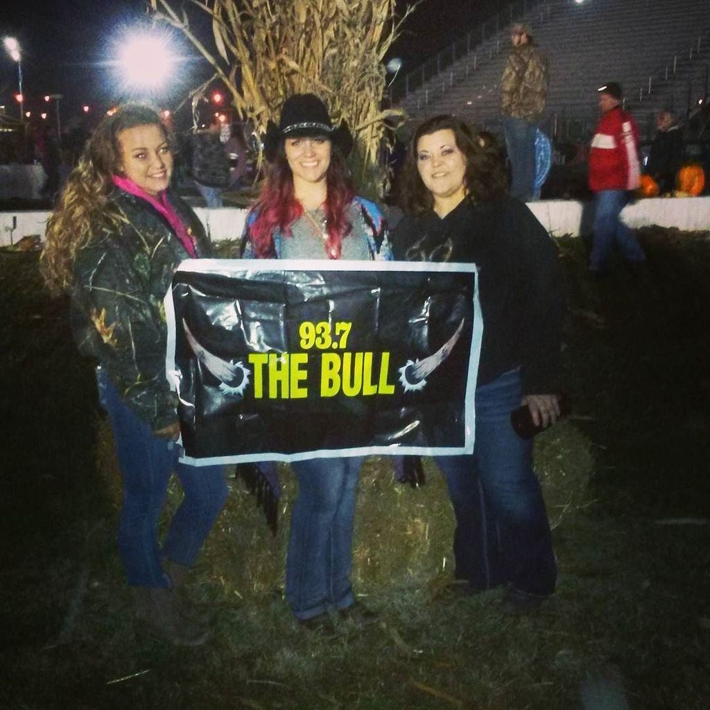 JennaTilveran's tweet photo. @gypsybelle22 : https://t.co/crZ5s3W14n | Concert in the corn...kinda #concertinthecorn #thebull #countrygirl #cou… https://t.co/xHtektMinl