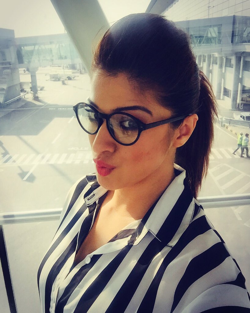 myself_omi's tweet photo. "@iamlakshmirai: Time to get back to reality 😎🙈 #nomorecraziness 👀✈️🙌😴 #body pains 🙈 #blamingme 👈 https://t.co/E7DpThFmkw"hi