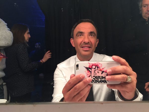 MickaSolta's tweet photo. Hey @Nikosaliagas, ça serait pas une coque de chez @TheKaseOfficial par hasard? #NMABYNIKOS #NMA #thekase https://t.co/YqpK3i0APy