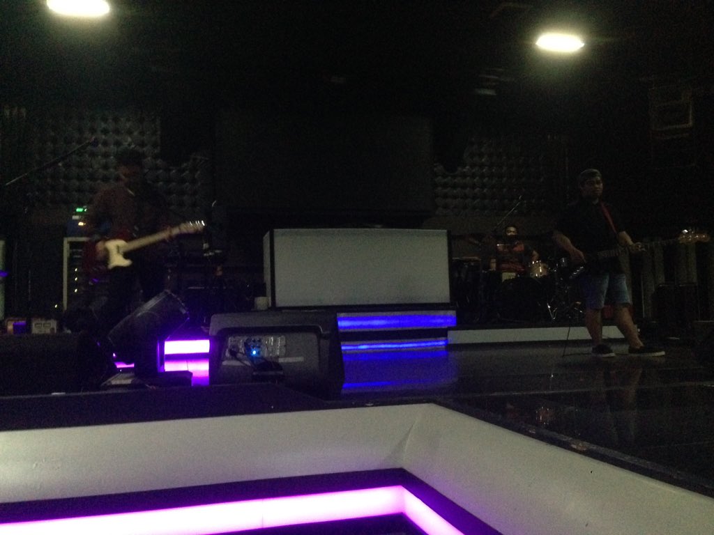 Soundcheck tittle little at mitra pub&amp;ktv, ntr mlm jgn lupa merapat!!