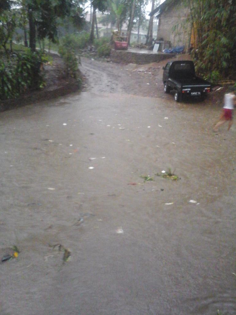 06bojongpicung's tweet photo. Jangan buang sampah sembarangan.. Begini akibatnya, air meluap ke jalan. @pramuka_jabar @kwarnas @Kwarcab_Cianjur https://t.co/n3bSzaTJXl