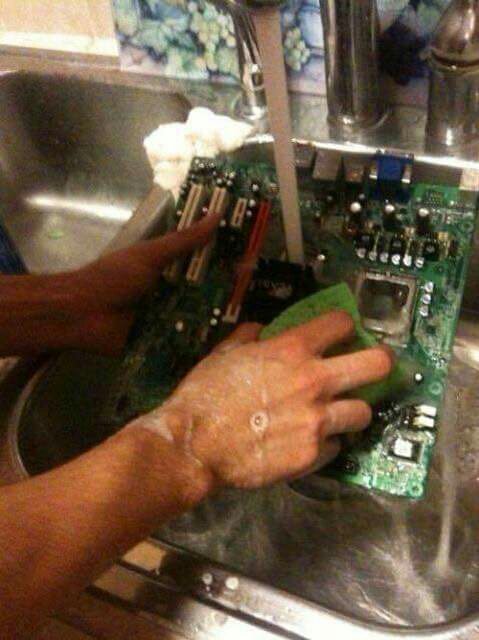 KozatoEnma's tweet image. Lava tu motherboard cada dos meses para que tu pc nunca se ponga lenta #pchacks