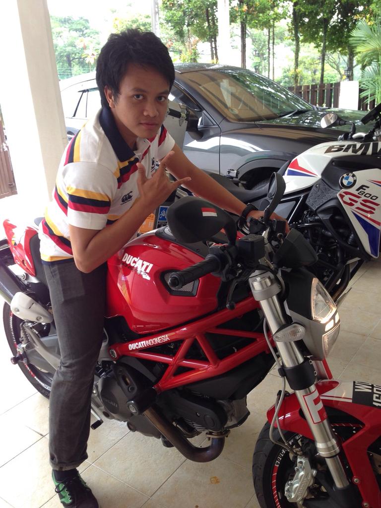 rezzqiee's tweet photo. Teman sepanjang hayat #Ducati #Monster795 https://t.co/EFikKIF9wa