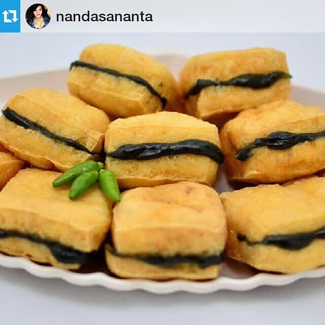 Gerimis romantis di minggu sore yang manis ditemani tahu petis... #Semarang