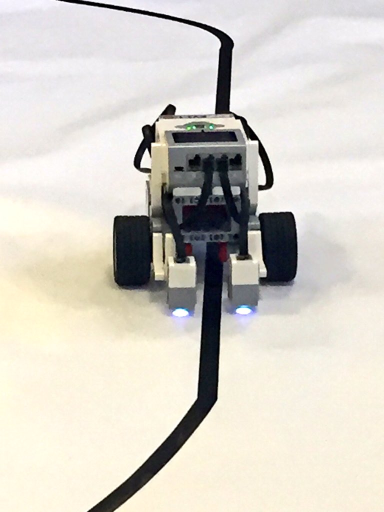 glgortani's tweet photo. Gara tra #robot #seguilinea a @Udine3D Forum 2015
#UD3D15
#robotica https://t.co/6ZzosYI53v