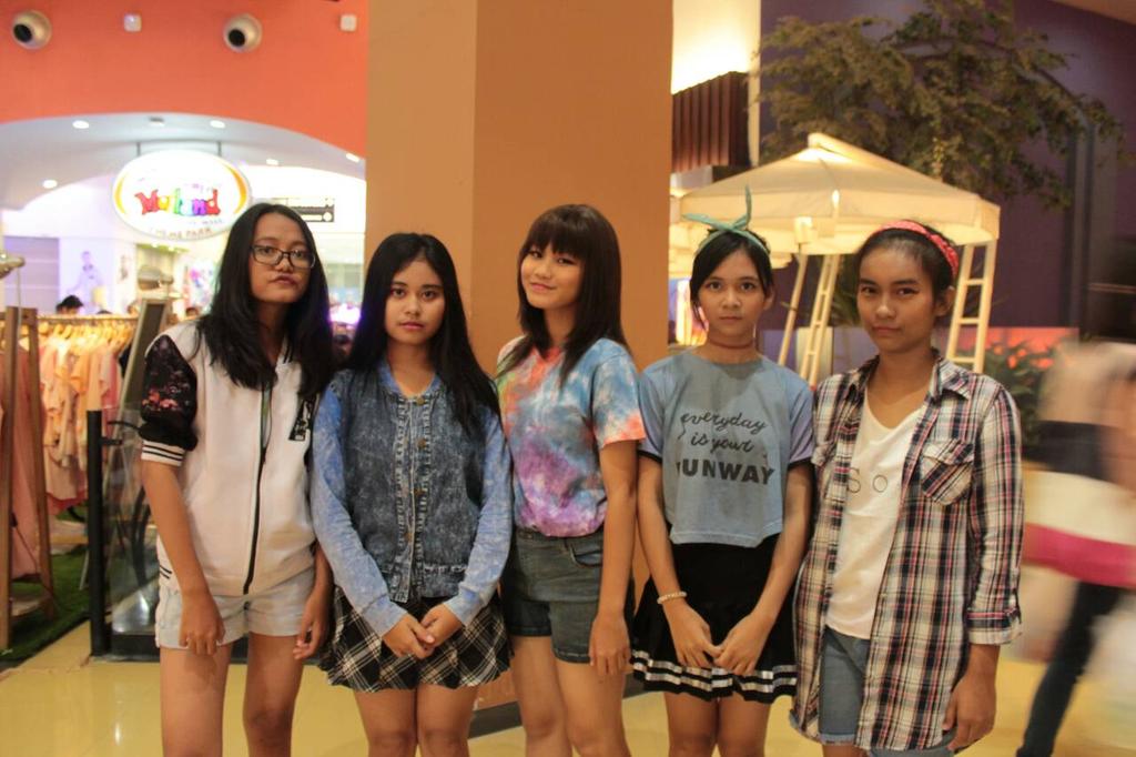 Mukanya pada flat semua ya eunji nya doang yg senyum sendiri wkwk 😂