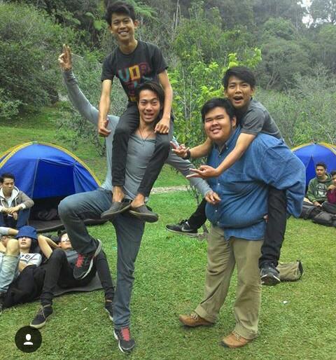 KristantoMukti's tweet photo. Maen gendong2an di lokasii kemarin 😂😆😅 #AnakJalananTouring #AnakJalanan 
 @anggaptrh @AJ_RCTI https://t.co/OWM9VWaRYd