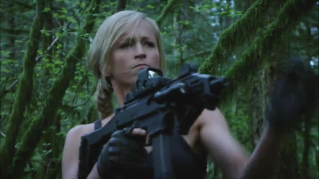 ころがる בטוויטר ネバー サレンダー 肉弾烈戦 サマー レイ演じるレイチェル ドーズのタンクトップ姿が素晴らしかった こういう映画ではタンクトップが正装である T Co Qs0ll0z8b4