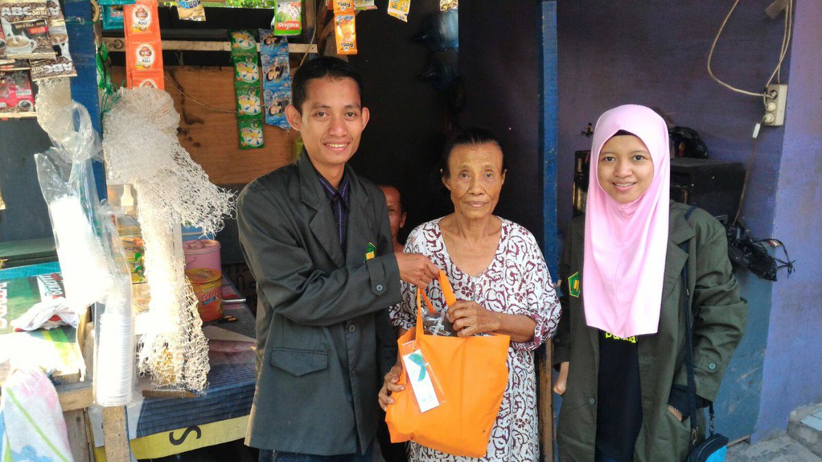 adekomarudin2's tweet photo. beberapa mahasiswa #staiq berkunjung ke rumah warga untuk menyerahkan bingkisan #semangatberbagi #ppl #november 2015 https://t.co/iOa2YuL2Qa