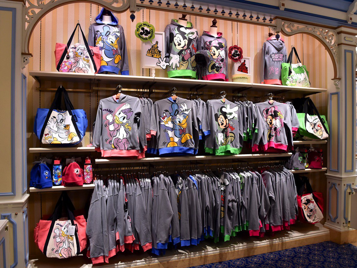 Mezzomikiのディズニーブログ お友達とのおそろコーデにもおすすめ ディズニーランドの新作ジャンプシリーズパーカー トートやパスケースなどとコーディネイトも出来ます 詳しくは T Co Io4usv0l2a T Co Japiywau92