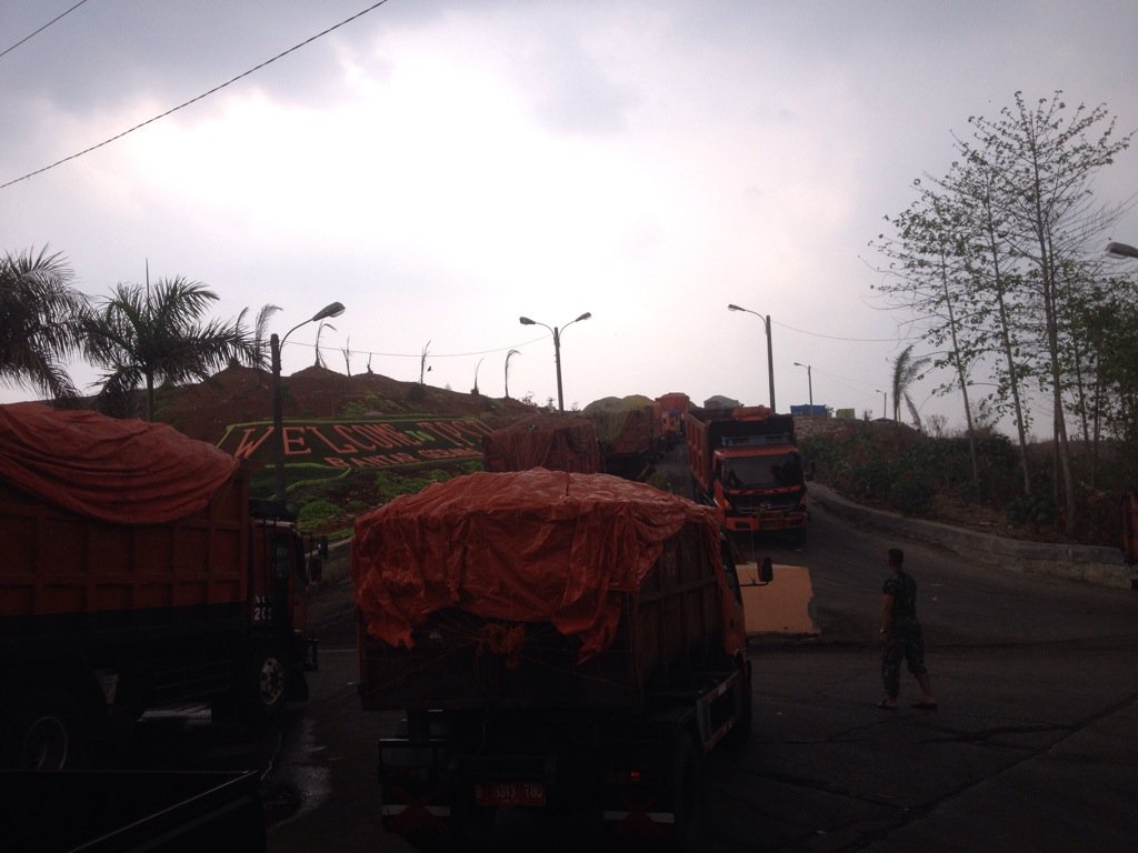 AllexZardi's tweet photo. Normal dijalan semrawut dititik buang #tpstbantargebang https://t.co/Q7qWOaofpu