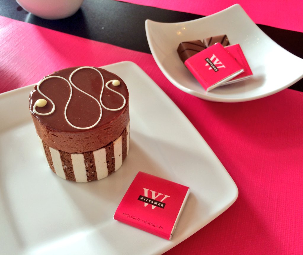 bonjour_licca's tweet photo. ヴィタメールのベルギー本店でティータイム♪濃厚なチョコレートケーキにうっとりしちゃうわ…さすが本場の味ね♡ #travel #belgium #wittamer https://t.co/IUxtUvczBs