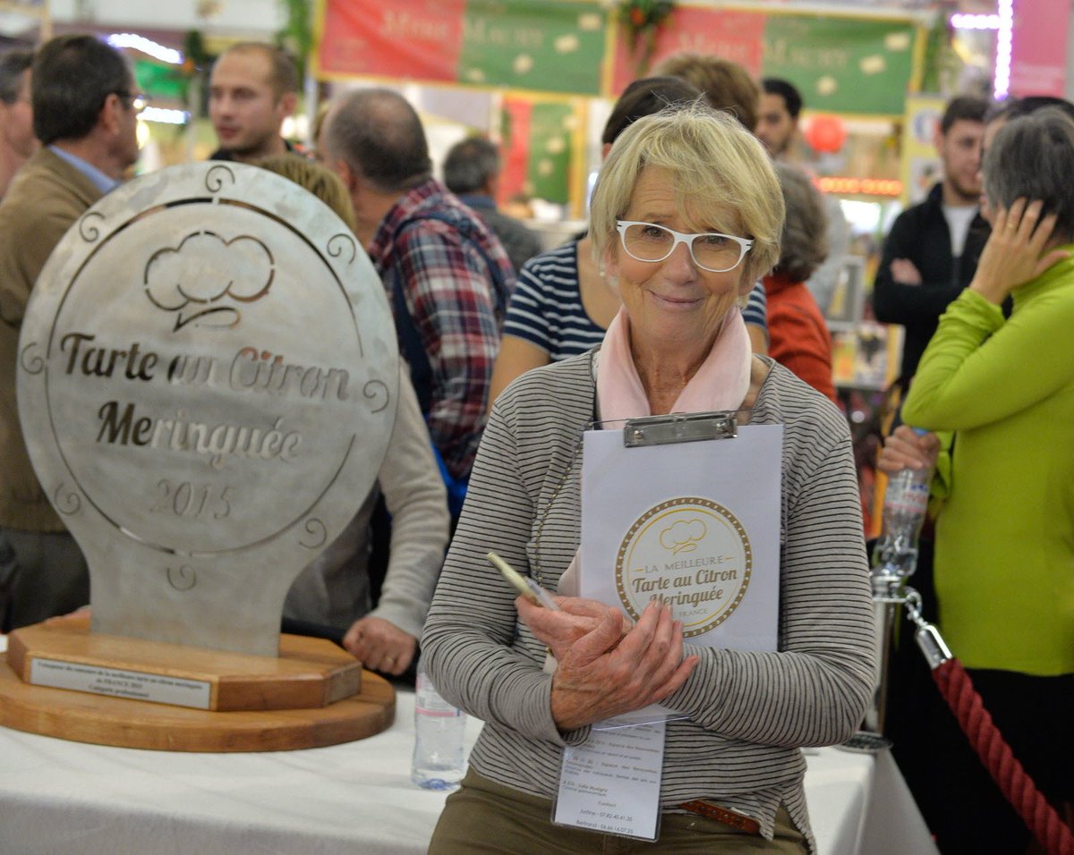Lebienpublic's tweet photo. . @mercotte à la Foire de #Dijon pour le concours de tarte au citron https://t.co/tN7A8KVDXL https://t.co/QCqJ6xDL95
