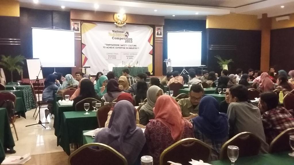 Sekarang ini peserta seminar sedang melaksanakan FGD, 5 kelompok akan mempresentasikan hasil diskusi nya nanti