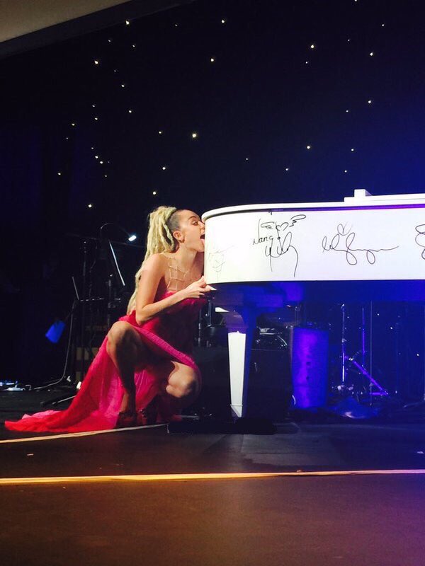 MileyRayKingdom's tweet photo. Ladies and gentlemen this is why I love Miley Cyrus https://t.co/1xljR5QLap