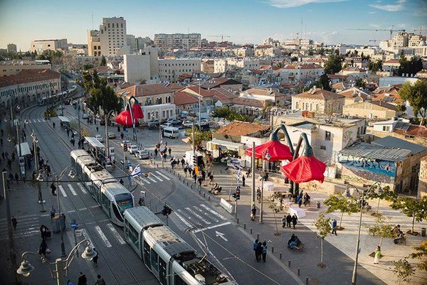 XHNews's tweet photo. Flower-like streetlights on #Jerusalem square bloom when people approach,  providing light, shelter from sun https://t.co/MxeYfoLAcf